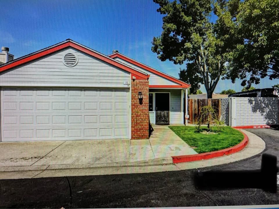 Quiet Room in Gated Community with Yard Access